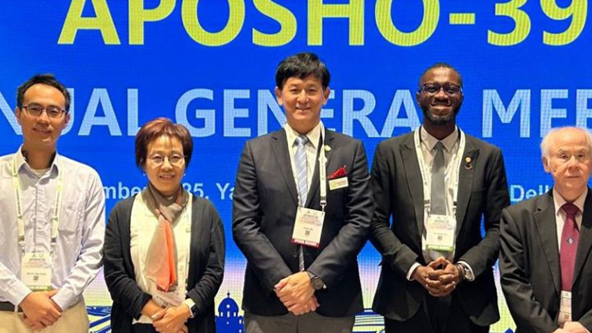Vincent HO (centre) on stage at APOSHO, with Dr David Arku