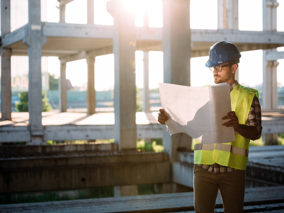 Manager in hairnet and high-vis gesturing to colleagues